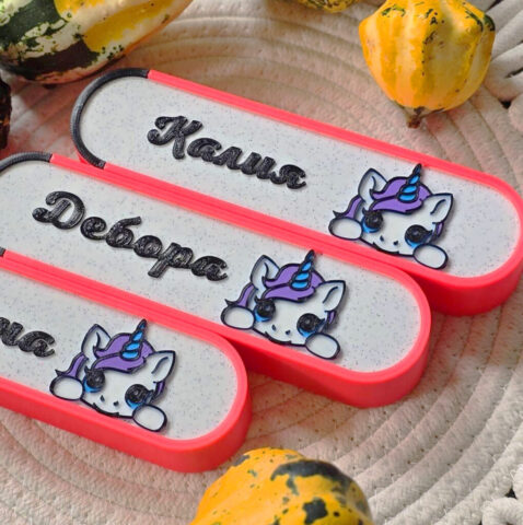 Комплект от 3 персонализирани 3D принтирани кутии за прибори от PurePrinte. Елегантна комбинация от бебешко розово и бял мрамор, декорирана с магически еднорог с перчем.